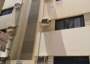 للبيع بناية استثمارية سكنية في رأس رمان