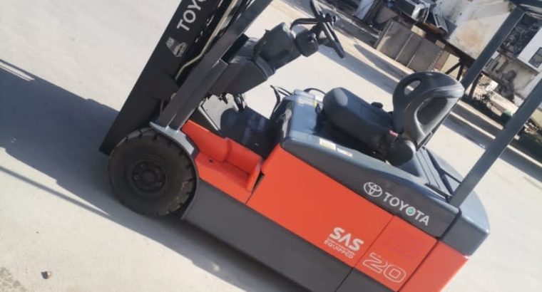 فوركلفت للإيجار في الدمام