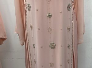 نحنى مصنع البسة مختصين في الخياطة والشك الخرز