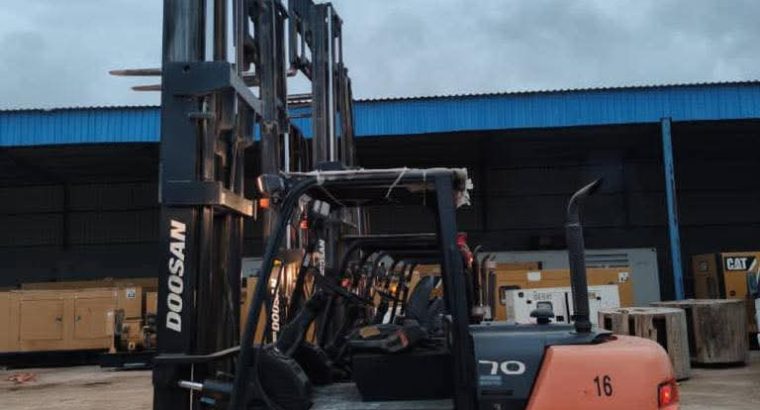 فوركلفت للإيجار في الدمام |...