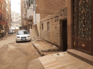 قطعة أرض مبني عليها بيت