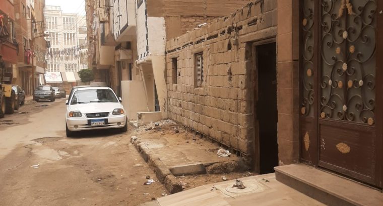 قطعة أرض مبني عليها بيت